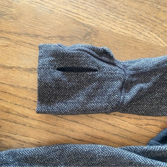 Lululemon Half zip, zip pocket, thumb holes and foldable to mitten size 4 - Picture 5 of 8